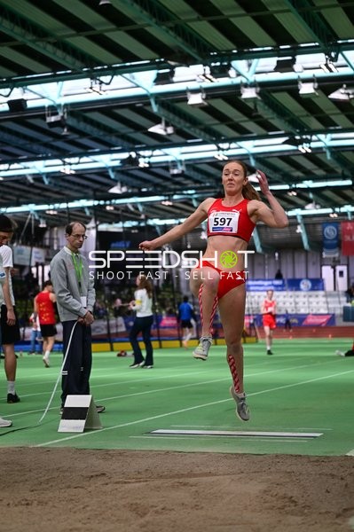 Athletin mit Nummer 597 beim Weitsprung