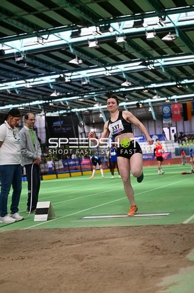 Athletin 337 beim Weitsprung