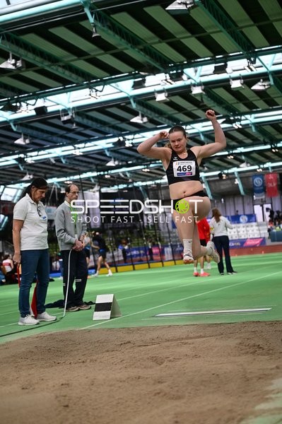 Athletin mit Nummer 469 beim Weitsprung