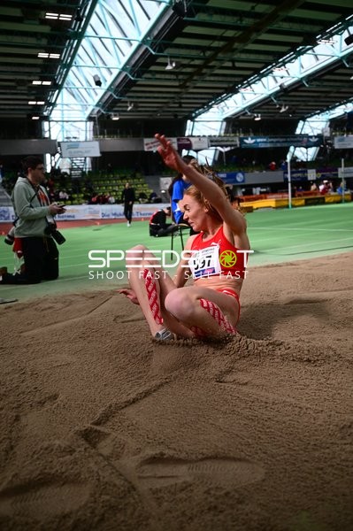 Athletin mit Startnummer 597 im Weitsprung