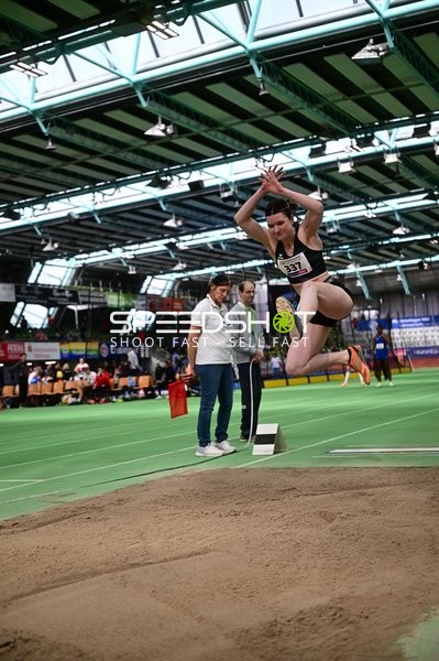 Weitsprung im Glaspalast