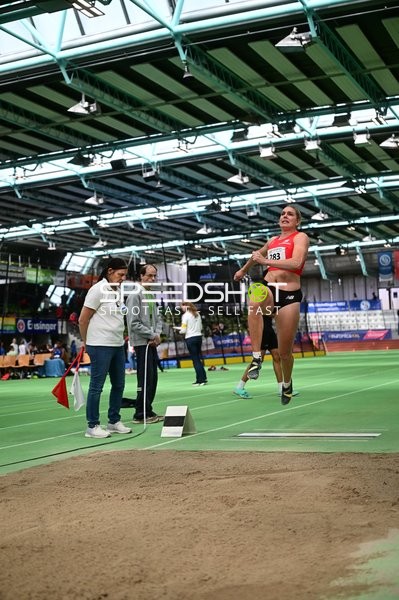 Athletin mit Nummer 283 beim Weitsprung