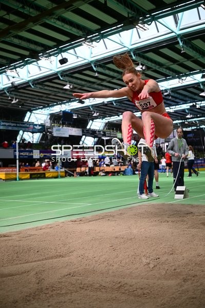 Weitsprung im Glaspalast