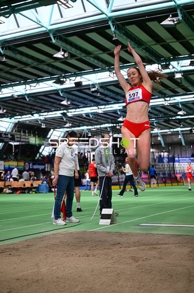 Athletin mit Nummer 597 beim Weitsprung