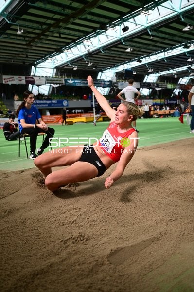 Athletin mit Nummer 283 beim Weitsprung