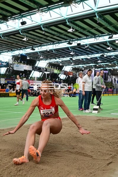 Athletin mit Nummer 594 im Weitsprung