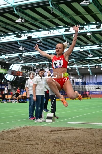 Weitsprung im Glaspalast