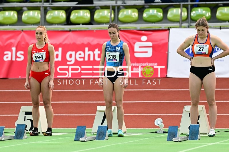 Athletinnen vor Start im Glaspalast