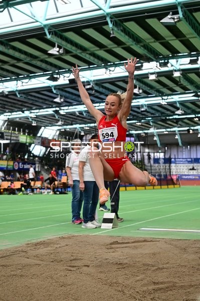 Athletin mit Nummer 594 beim Weitsprung