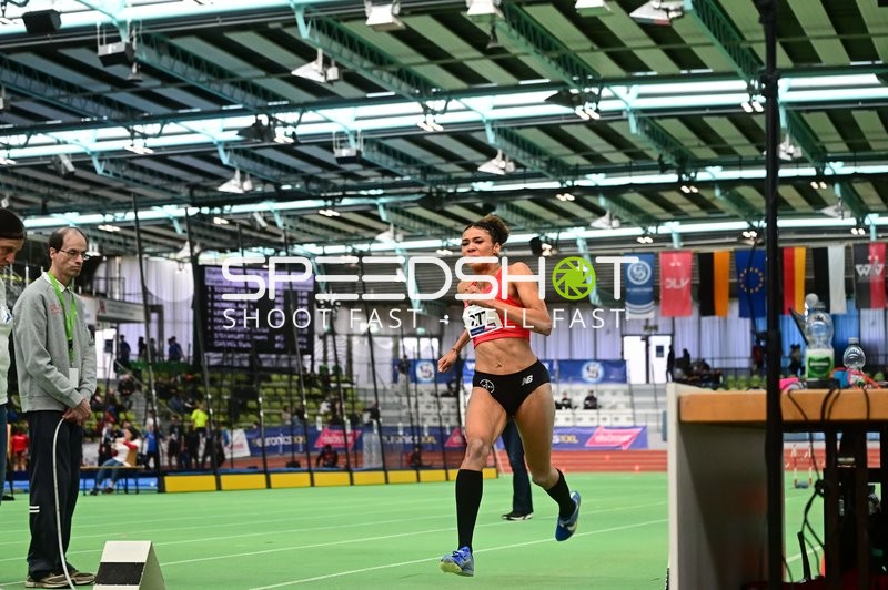 Athletin mit Startnummer 277 sprintet