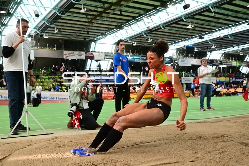Weitsprung im Glaspalast