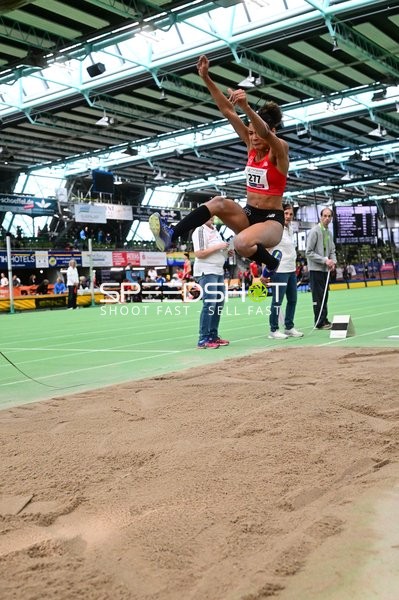 Athletin beim Weitsprung