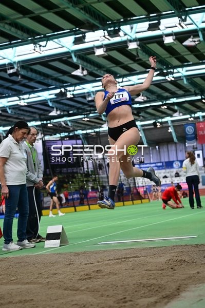 Athletin mit Nummer 777 beim Weitsprung