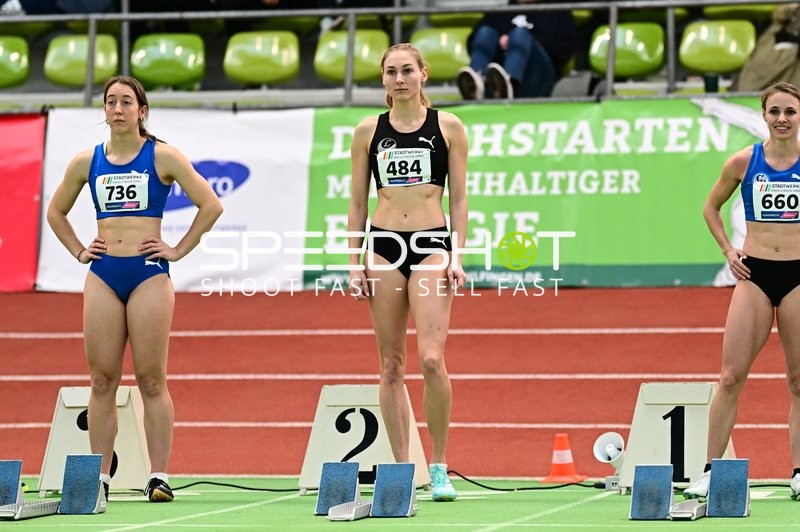 Athletinnen vor Start im Glaspalast