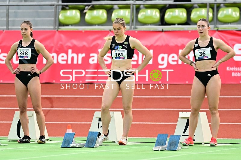 Athletinnen am Startblock im Glaspalast