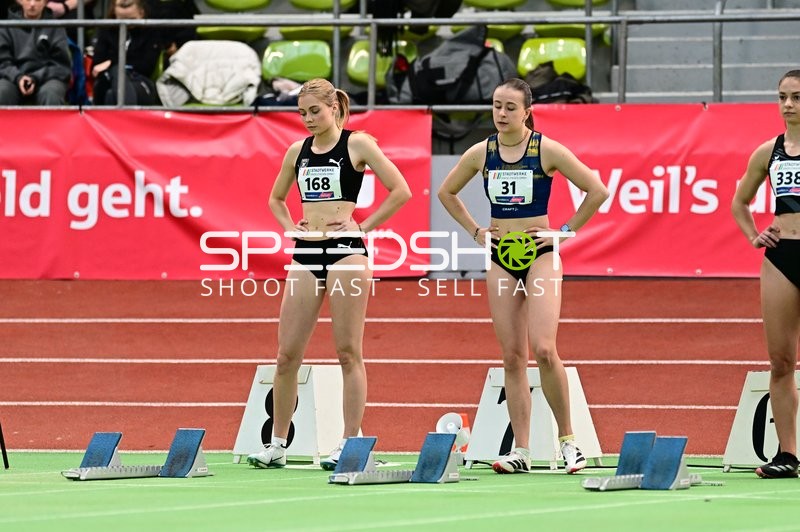 Athletinnen am Startblock im Glaspalast