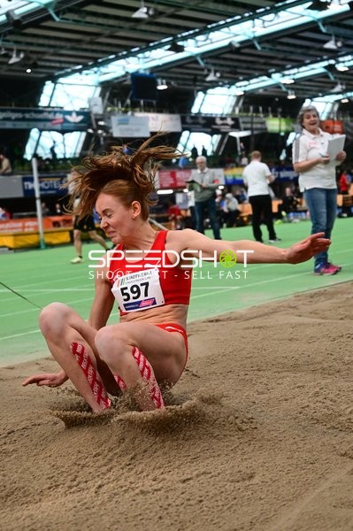 Athletin mit Nummer 597 im Weitsprung