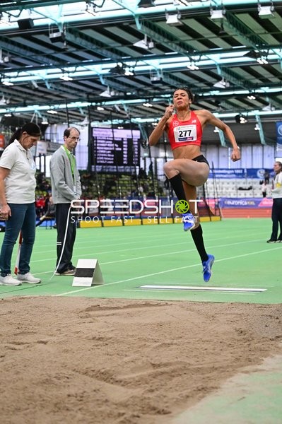 Athletin mit Nummer 277 beim Weitsprung
