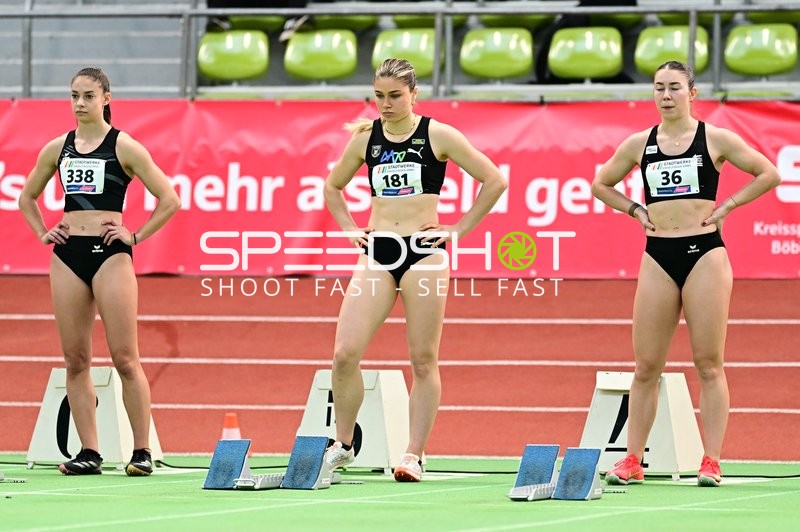 Athletinnen am Startblock im Glaspalast