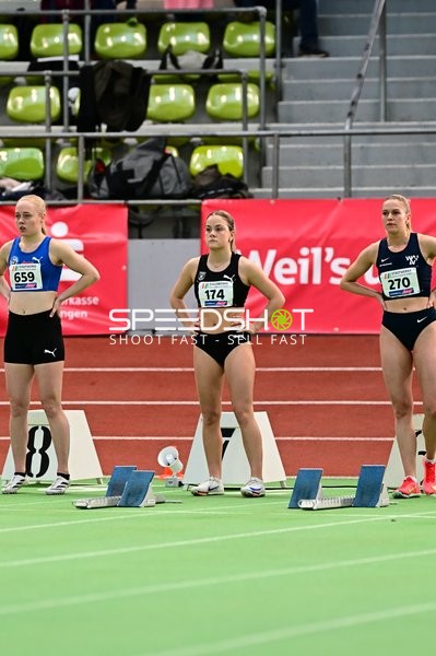 Athletinnen an Startblöcken im Glaspalast
