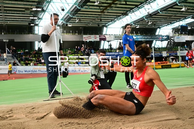 Athletin mit Nummer 277 im Weitsprung