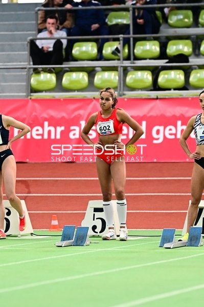 Athletin mit Startnummer 602 am Start