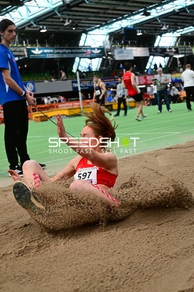 Athletin mit Nummer 597 im Weitsprung
