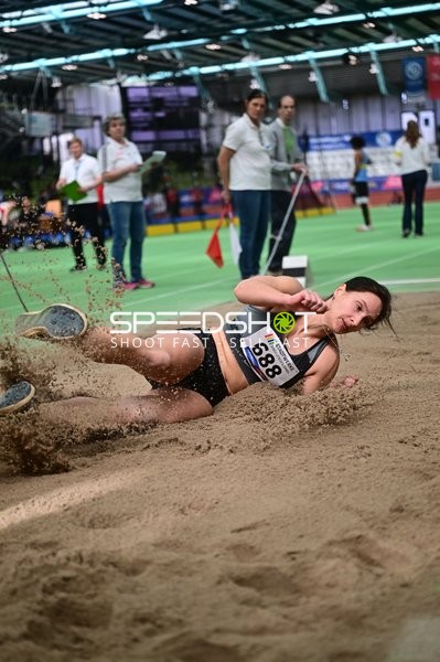 Athletin mit Nummer 688 im Weitsprung