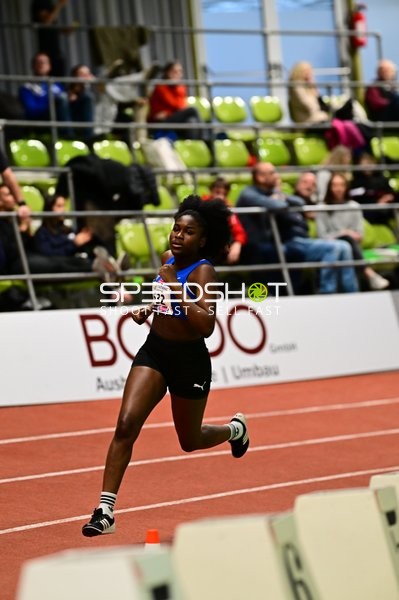 Athletin mit Nummer 532 in Aktion