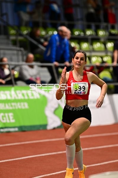 Athletin mit Startnummer 399 in Aktion