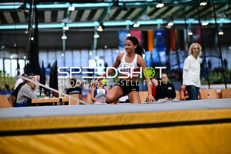 Athletin mit Nummer 698 beim Hochsprung