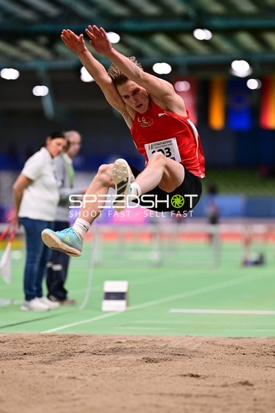 Weitsprung im Glaspalast