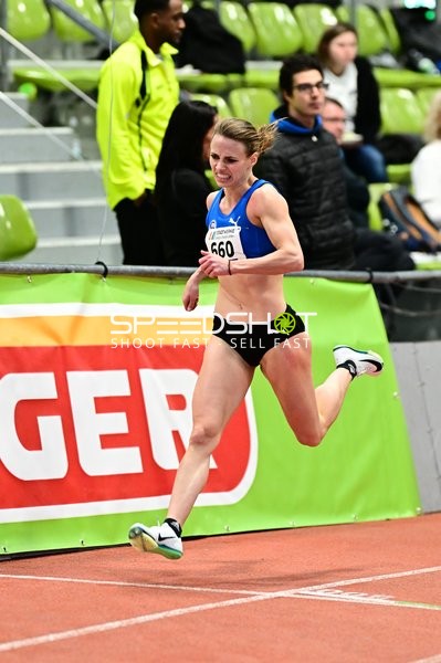 Athletin mit Nummer 660 sprintet