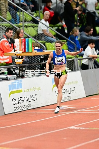 Athletin mit Startnummer 660 sprintet