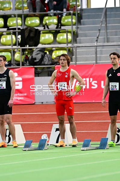 Athleten an Startblöcken im Glaspalast