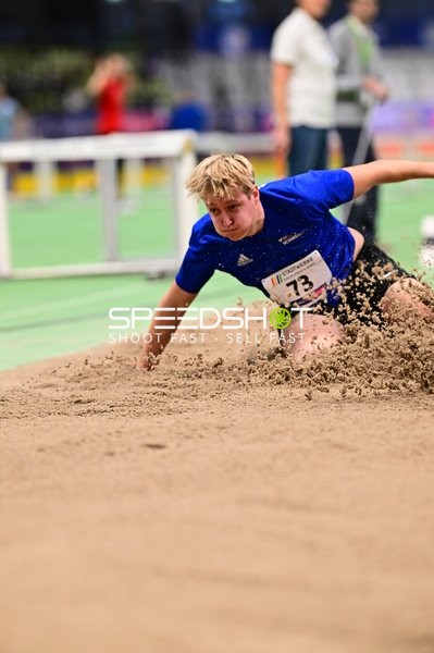 Athlet mit Nummer 73 beim Weitsprung