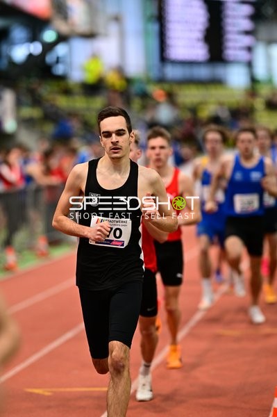 Läufer mit Startnummer 70 in Führung