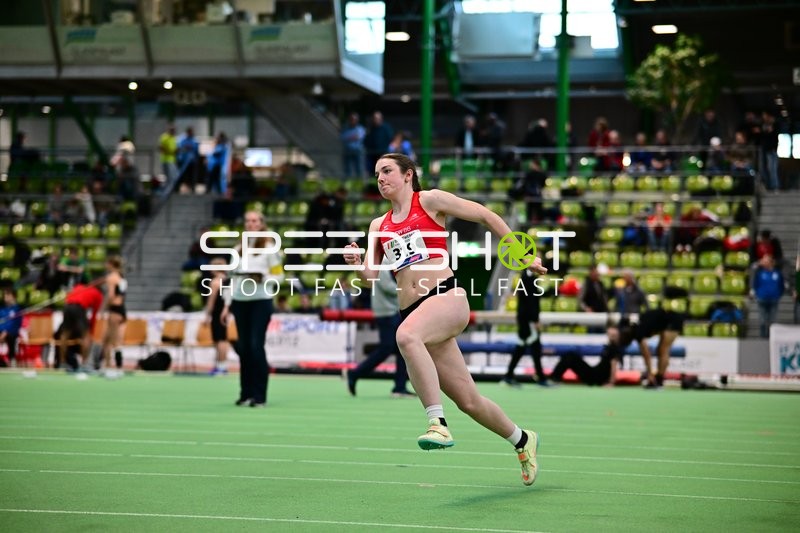 Athletin mit Startnummer 319 sprintet