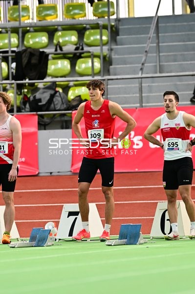 Athleten mit Startnummern 141, 309 und 695 am Start