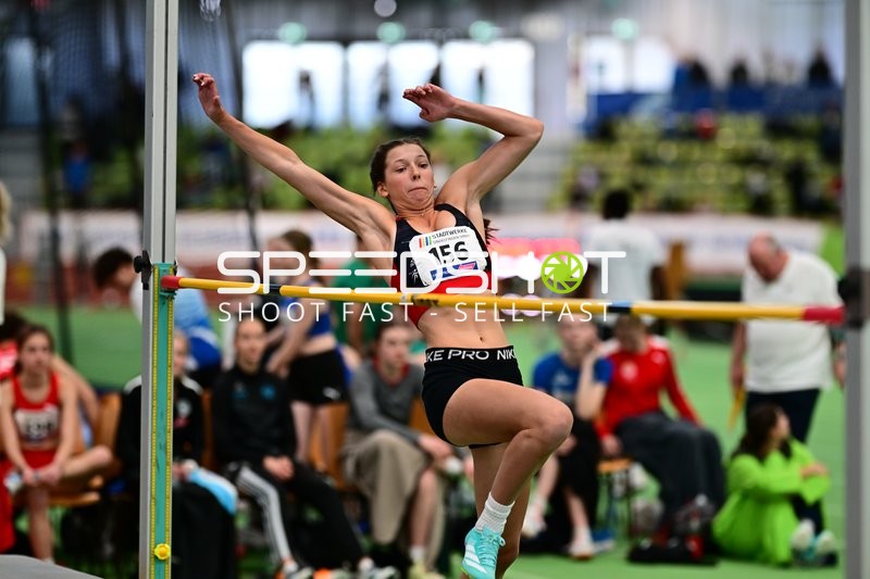 Athletin mit Nummer 156 im Hochsprung