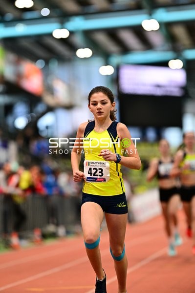 Athletin mit Nummer 423 in Aktion