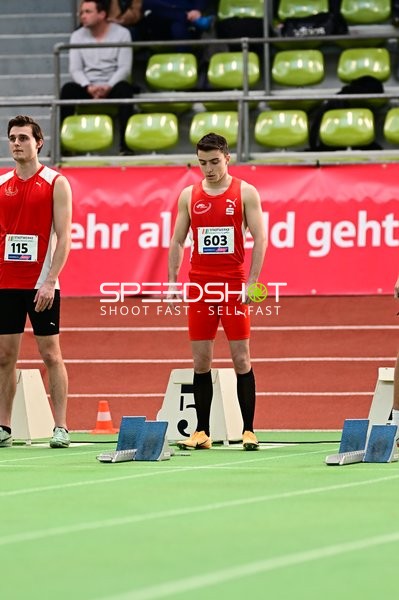 Athleten am Startblock im Glaspalast