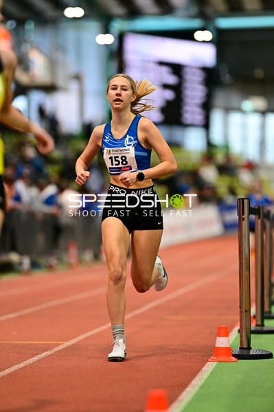 Athletin mit Startnummer 158 in Aktion