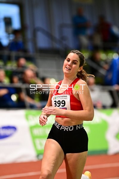 Athletin mit Startnummer 399 in Aktion