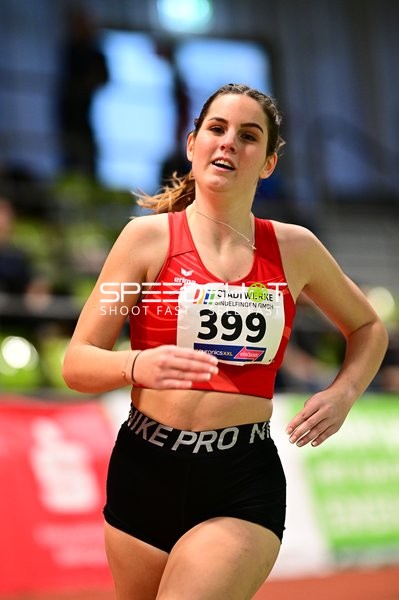 Athletin mit Startnummer 399 in Aktion