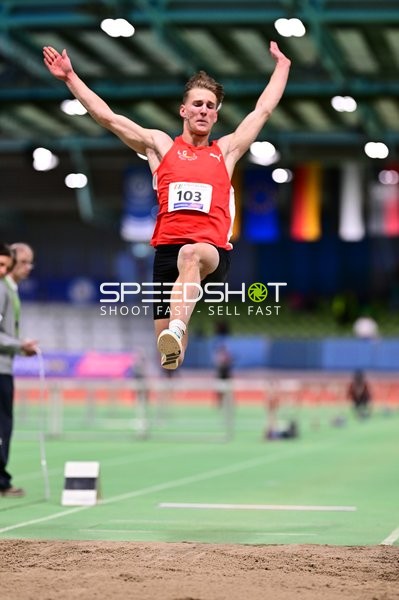 Startnummer 103 beim Weitsprung