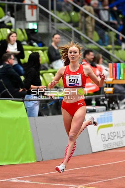 Athletin mit Startnummer 597 in Aktion