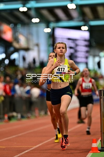 Läuferin mit Startnummer 417 in Aktion