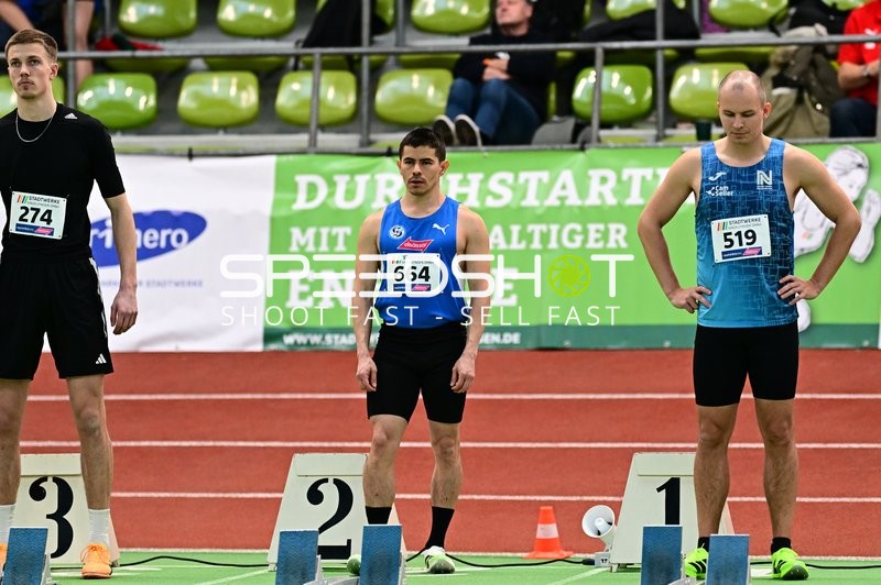 Athleten vor Startblöcken