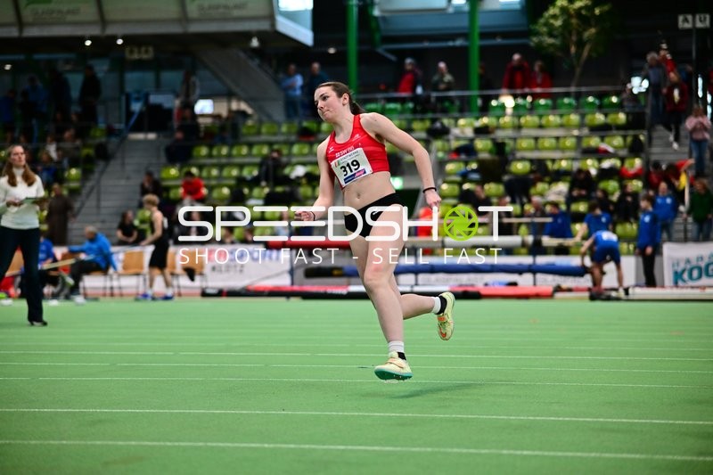 Athletin mit Startnummer 319 in Aktion